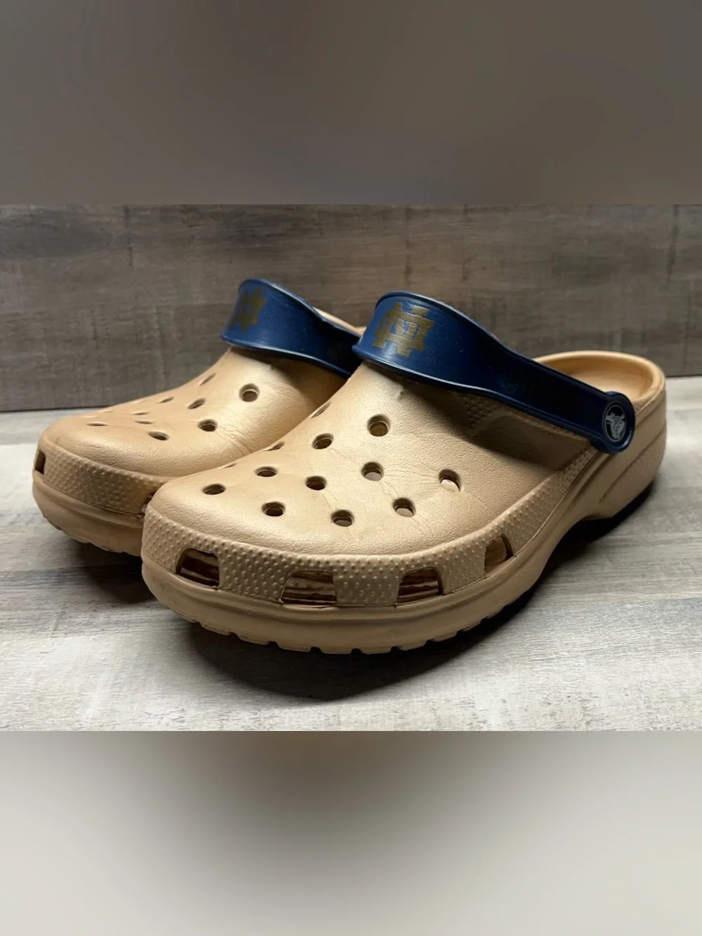 CROCS Clog ND Notre Dame NCAA Tan with Navy Heel Strap M 6-7 W 8-9